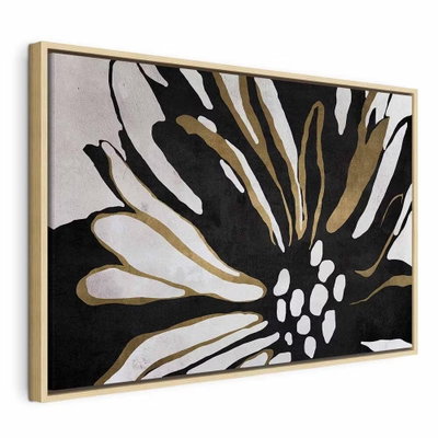 Flower of the night wide – naturfärgad ram. En kraftigt beskuren blomform med vita och guldfärgade linjer breder ut sig över en svart bildyta.