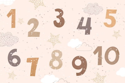 Jumping numbers numbers in a – motivvy. Siffrorna ett till tio ligger bland små stjärnor och moln på en ljust rosa och beige botten.