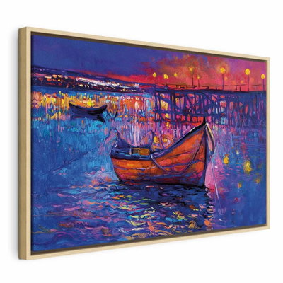 Modern impressionism night – naturfärgad ram. En liten båt och en upplyst brygga speglas i vatten genom starka blå, rosa och orange penseldrag.