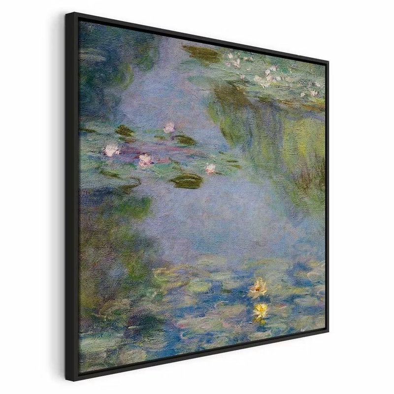 Claude monet nymphéas – svart ram. Små rosa och gula näckrosor ligger på en blågrön vattenyta med mjukt målade speglingar.