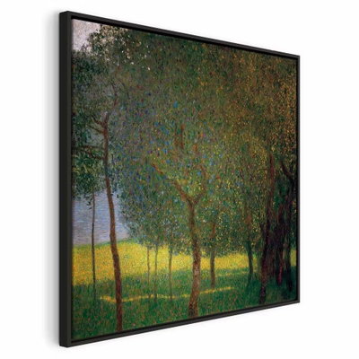Gustav klimt fruit trees on – svart ram. Täta grönbruna trädkronor och smala stammar omger en solbelyst gulgrön gräsyta.