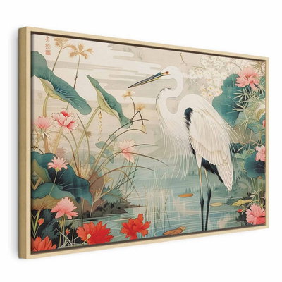 By an asian pond an – naturfärgad ram. En vit häger med svart vingspets står i en ljus damm bland stora gröna blad och rosa blommor.