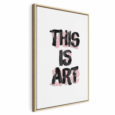 This is art vertical – naturfärgad ram. Svarta bokstäver med texten THIS IS ART möter rosa, penselliknande accenter på en ljus botten.