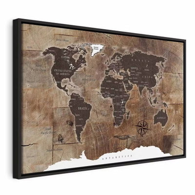 World map wooden mosaic – svart ram. En mörkbrun världskarta med ljusa landgränser och en kompassros ligger över en sliten beige och brun, texturerad bakgrund.