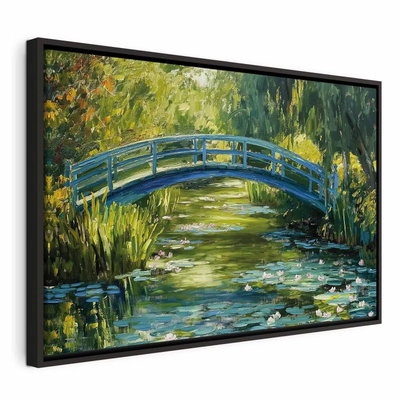 Impressionist bridge – svart ram. En blågrön bro sträcker sig över vatten med näckrosor, omgiven av frodig grönska och gula penseldrag.