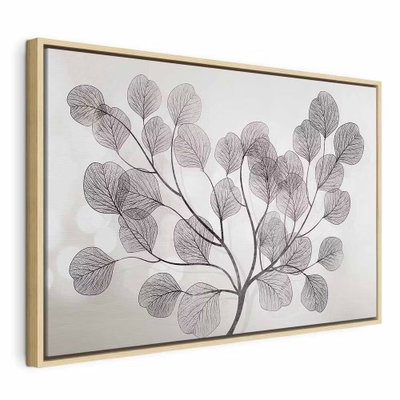 Leaves in the wind wide – naturfärgad ram. Runda gråvioletta blad med fina nerver sitter längs tunna stjälkar på en ljus botten.