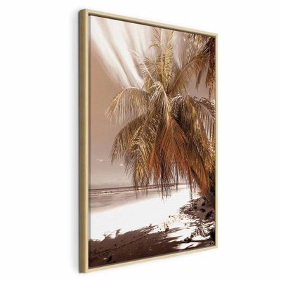 Palm shadow vertical – naturfärgad ram. Långa palmblad hänger över en ljus strand i varmt beige och bruna toner.