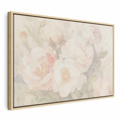 Peonies in the mist – naturfärgad ram. Ljusa pioner i crème och blekt rosa ligger tätt mot en mjukt grågrön bakgrund.