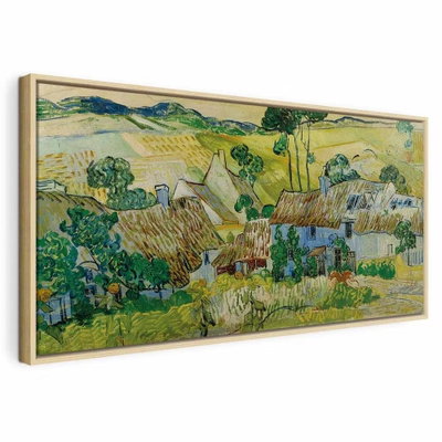 Vincent van gogh farms near – naturfärgad ram. Ljusa byhus möter gröna och gyllene fält i en bred, målad landskapsvy.