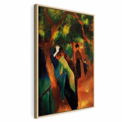 August macke sunny path – naturfärgad ram. Flera små figurer promenerar längs en varmt orange gång under täta gröna trädkronor.