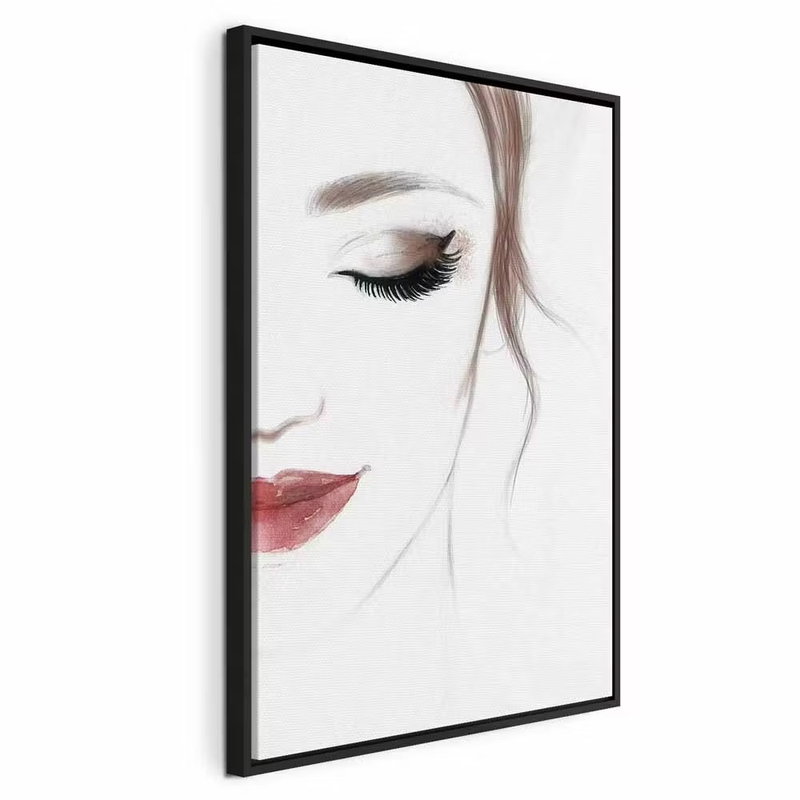 Delicate beauty vertical – svart ram. Ett beskuret kvinnoansikte med slutet öga, mörka ögonfransar och dämpat röda läppar framträder mot vitt.