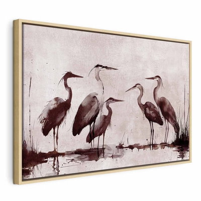 Herons painted with ink – naturfärgad ram. Flera långbenta hägrar bildar en rad på en ljus, grårosa botten med tunna brunröda konturer.