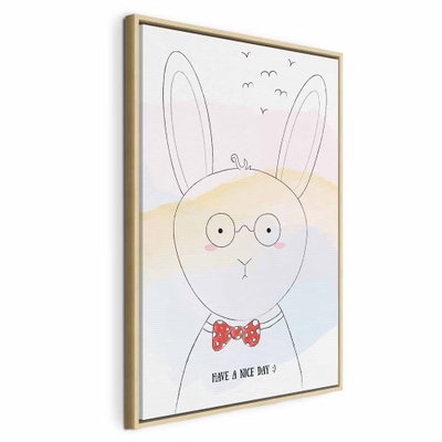 Greetings from rabbit – naturfärgad ram. En tunntecknad kanin med runda glasögon och röd fluga står framför en blek regnbåge och små fåglar.