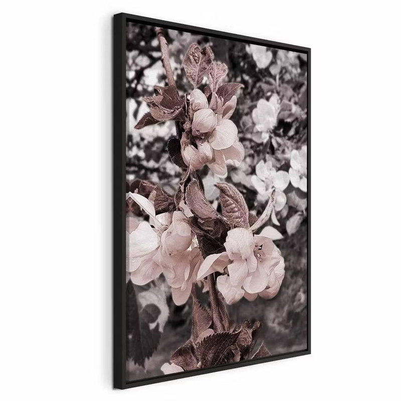 Balance in nature vertical – svart ram. Små blekrosa blommor sitter tätt på en gren framför mörka, mjukt suddiga blad.