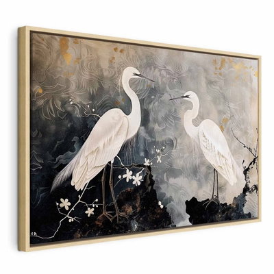 Herons and cherry blossoms – naturfärgad ram. Två vita hägrar står på mörka grenar med små vita blommor framför en grå, dekorativ bakgrund.