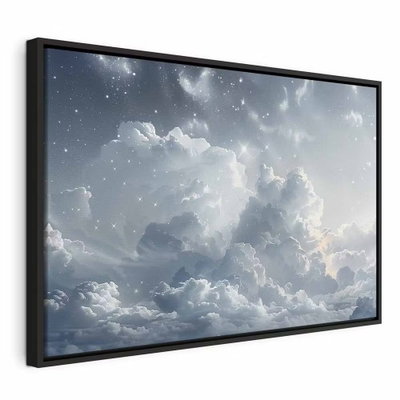 Astral calm stars scattered – svart ram. Stora vita och grå moln ligger under en blekt blågrå himmel med små, ljusa stjärnpunkter.