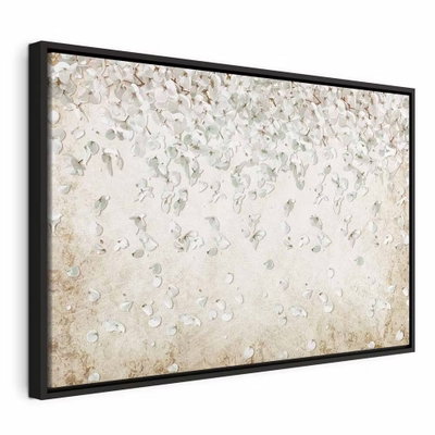 Falling flowers wide – svart ram. Små vita blomformer och blad sprids över en mjukt skiftande beige bakgrund med tätare mönster upptill.