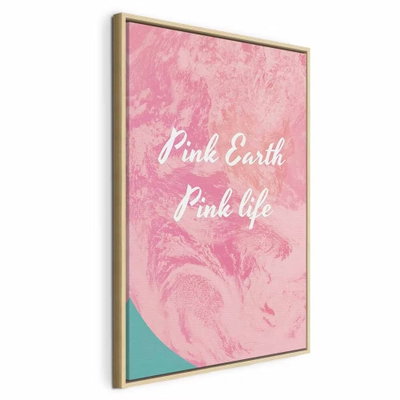 Pink earth pink life – naturfärgad ram. En rosa, marmorerad cirkelform med vit text möter ett litet turkost parti i bildens ena hörn.