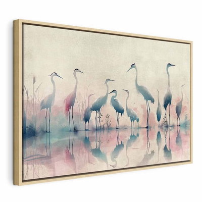 Birds by the lake herons – naturfärgad ram. En grupp ljusa långhalsade fåglar och deras speglingar återges i mjuka rosa, blå och gröna akvarelltoner.