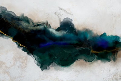 Rift of blue wide – motivvy. Ett mörkt blågrönt färgstråk med små gyllene linjer ligger över en ljus, gråvit bakgrund.