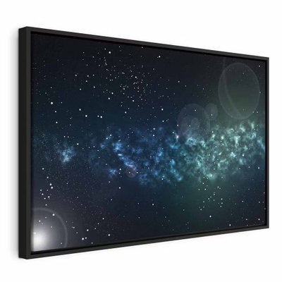 Space wide – svart ram. Ljuspunkter, stjärnor och mjuka planetliknande former sträcker sig genom en mörk blå och turkos rymdvy.