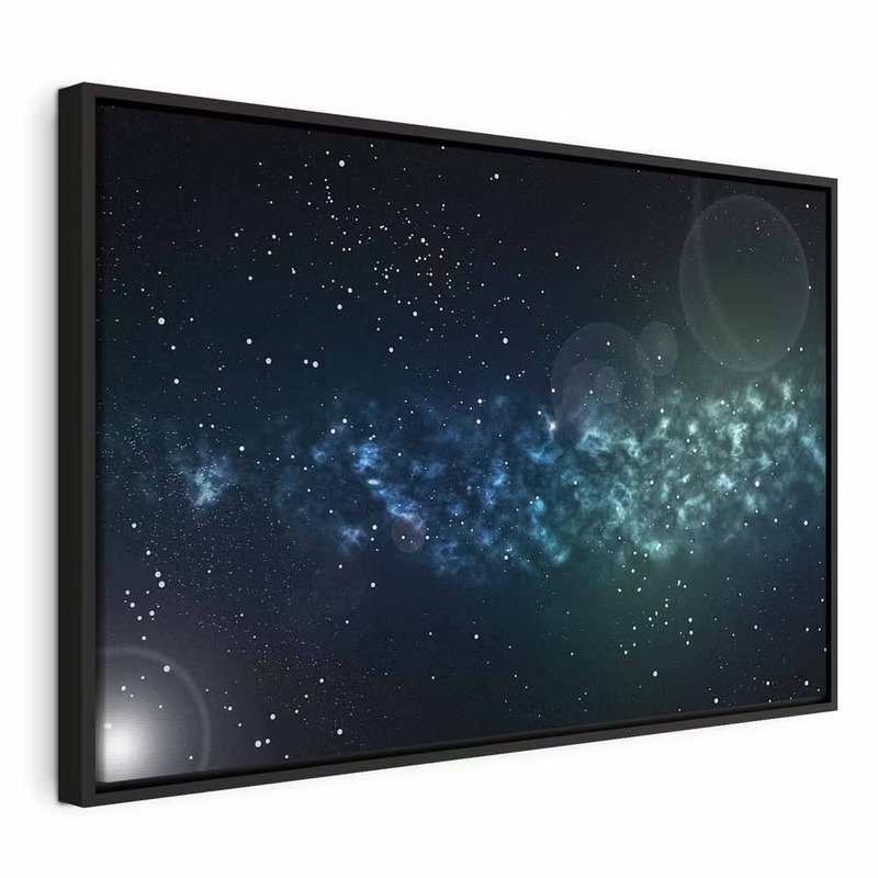 Space wide – svart ram. Ljuspunkter, stjärnor och mjuka planetliknande former sträcker sig genom en mörk blå och turkos rymdvy.
