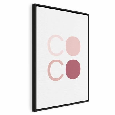 Pink coco vertical – svart ram. Rundade bokstäver och cirkelfält i flera rosa nyanser bildar ett luftigt typografiskt motiv på vitt.