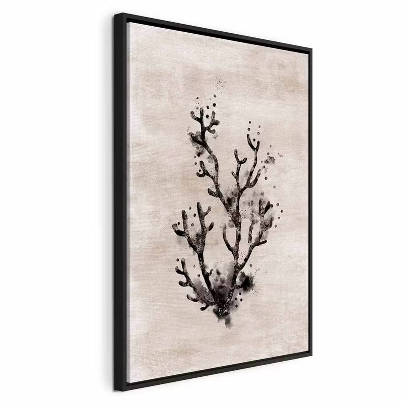 Ocean beauty vertical – svart ram. En mörk, koralliknande växtform står på en ljus beige botten med små svarta märken.