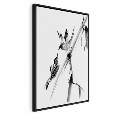 Winged love vertical – svart ram. Små svartvita fåglar sitter på tunna diagonala grenar och linjer mot en ljus bakgrund.