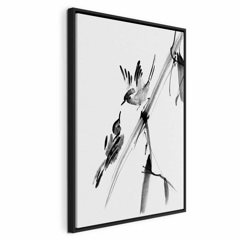 Winged love vertical – svart ram. Små svartvita fåglar sitter på tunna diagonala grenar och linjer mot en ljus bakgrund.