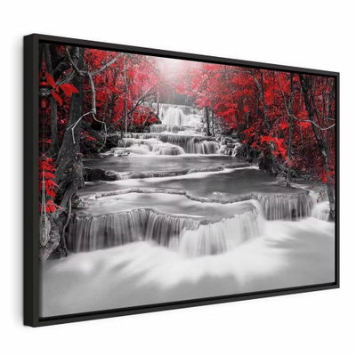 Cascade of thoughts wide red – svart ram. Vitt vatten faller över flera mörka avsatser i en skog där starkt röda blad bryter av mot gråskalan.