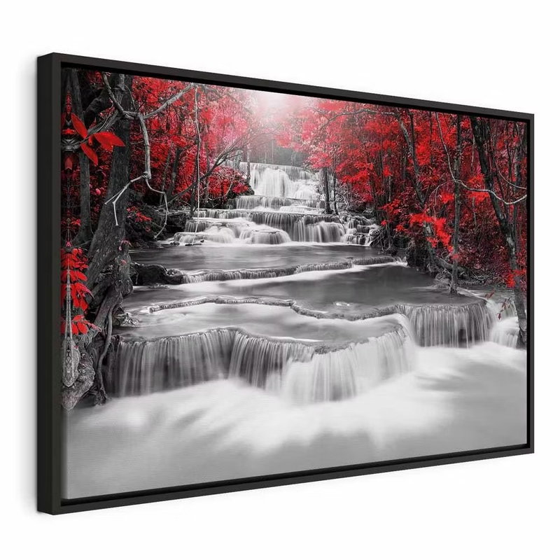 Cascade of thoughts wide red – svart ram. Vitt vatten faller över flera mörka avsatser i en skog där starkt röda blad bryter av mot gråskalan.