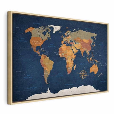 World map ink oceans – naturfärgad ram. Ockrafärgade länder breder ut sig mot mörkblått vatten med tunna linjer och en kompassros.