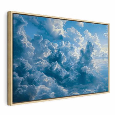 Ocean in the air waving – naturfärgad ram. Täta moln breder ut sig över en ljusblå himmel med mjuka stråk av solljus.
