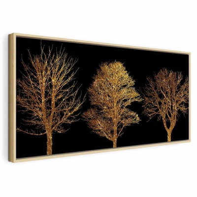 Golden forest wide – naturfärgad ram. Tre finförgrenade, guldfärgade träd står i rad mot en helt svart bakgrund.
