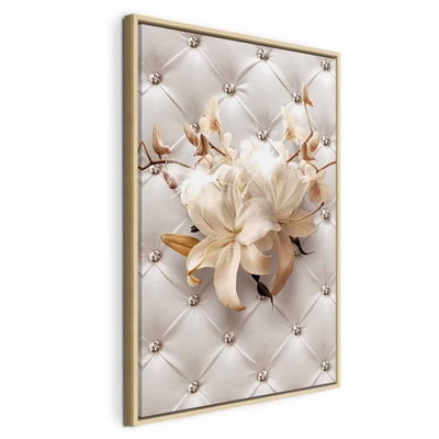 Diamond lilies vertical – naturfärgad ram. Crèmefärgade liljor ligger över ett tryckt, ljust rutmönster med knapp- och diamantliknande detaljer.