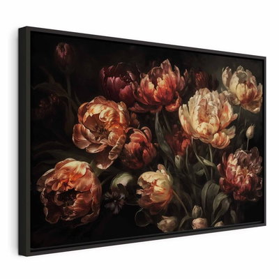 Blooming tulips – svart ram. Täta röda, rostrosa och crèmefärgade blommor med mörka blad återges i en bred komposition.