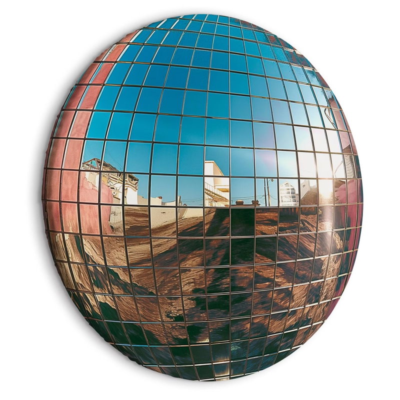 Rund motivvy för Platinum disco ball: En spegelliknande discokula återger en solbelyst stadsmiljö i sina rutformade fält.