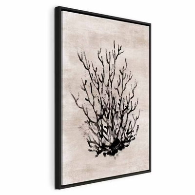 Water bush vertical – svart ram. En mörk, koralliknande buskform breder ut sina tunna grenar över en beige pappersliknande botten.