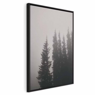 Smell of forest fog vertical – svart ram. Mörka grantoppar försvinner upp i en stor, ljusgrå dimmig yta.