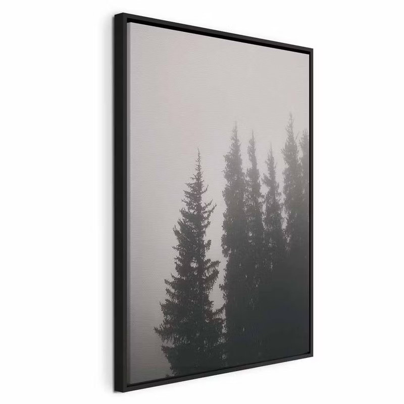 Smell of forest fog vertical – svart ram. Mörka grantoppar försvinner upp i en stor, ljusgrå dimmig yta.