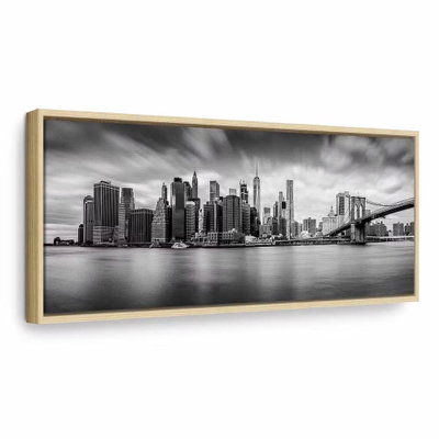 New york stylish city – naturfärgad ram. Skyskrapor och en bro speglas i stilla vatten under en strimmig, grå himmel.
