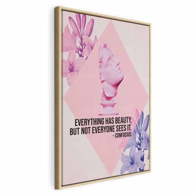 Beauty in the eyes – naturfärgad ram. Ett rosa skulpturhuvud möter stora blommor, geometriska pastellfält och svart engelsk citattext.