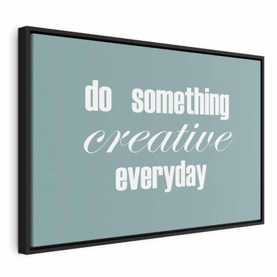 Do something creative – svart ram. Vit typografi med orden do something creative everyday står mot en jämn, dämpat blågrön bakgrund.