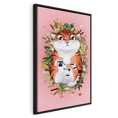 Tigger on the grass vertical – svart ram. En illustrerad tiger i orange och vitt bär en blomkrans mot en mjukt rosa bakgrund.