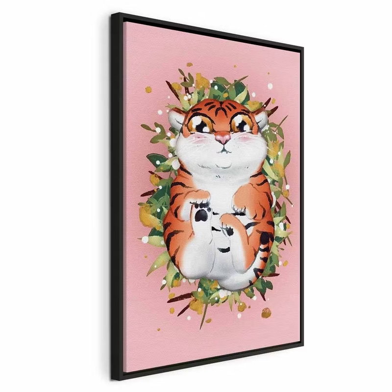 Tigger on the grass vertical – svart ram. En illustrerad tiger i orange och vitt bär en blomkrans mot en mjukt rosa bakgrund.