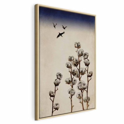 Cotton branches vertical – naturfärgad ram. Ljusa bomullstussar på bruna kvistar sträcker sig upp mot små mörka fåglar på en beige och blåtonad bakgrund.