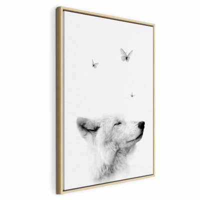 Gentle dream vertical – naturfärgad ram. En vit, mjukt tecknad rävunge lyfter nosen mot små fjärilar på en nästan helt vit bakgrund.