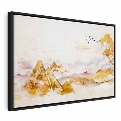 Golden mountains wide – svart ram. Små guldfärgade berg, blekt rosa höjder och ett träd möter en stor ljus himmel med små fåglar.