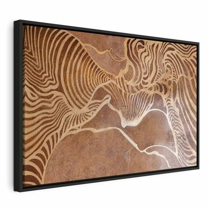 Labyrinth of nature wide – svart ram. Täta beige linjer bildar ett organiskt, böljande mönster över en varm brun bakgrund.